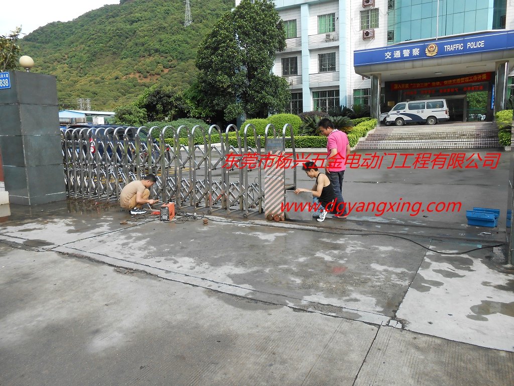 廣州從化市溫泉交通大隊(duì)三隊(duì)伸縮門(mén)維修