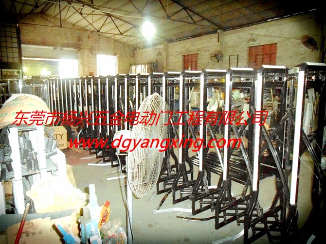 電動豪華伸縮門生產(chǎn)車間