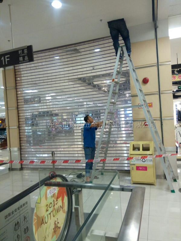 東莞東城主山電動水晶卷閘門安裝現(xiàn)場