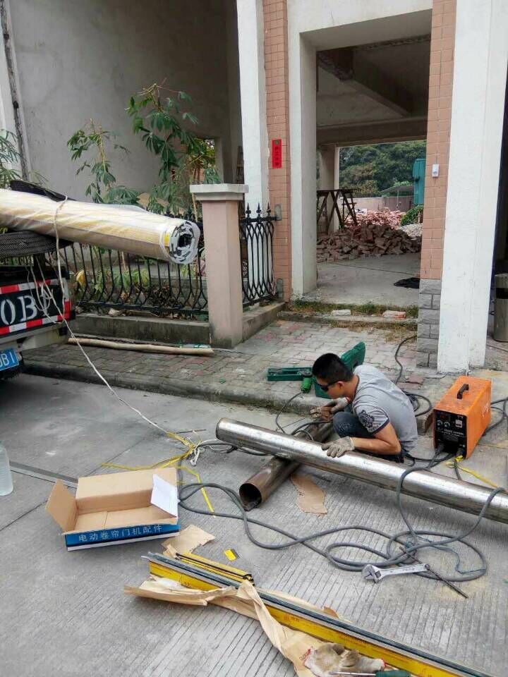 東莞萬江電動雙層鋁車庫門安裝現(xiàn)場
